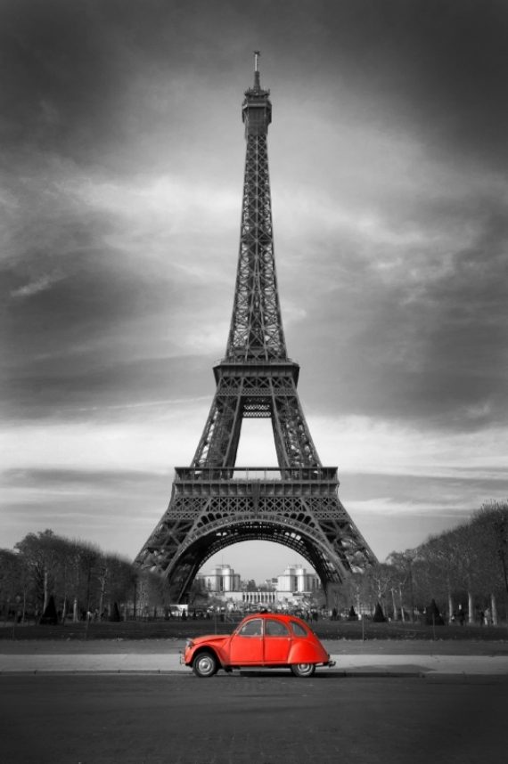 Постер (плакат) Красная машина на фоне Эйфелевой башни