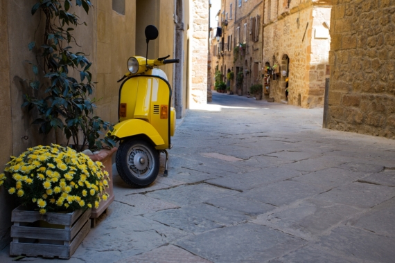 Постер (плакат) Скутер на улице Италии