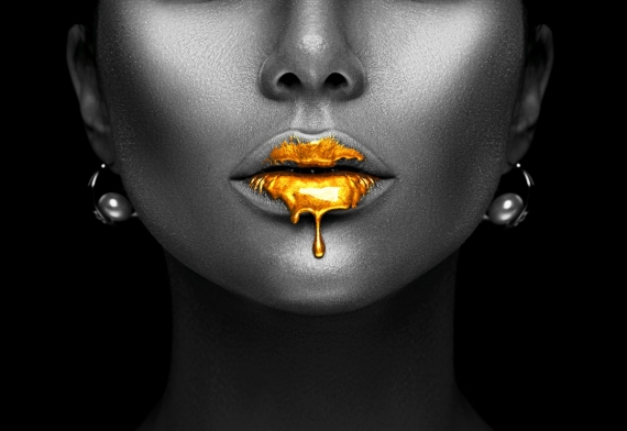 Постер (плакат) Золотые губы на черном фоне