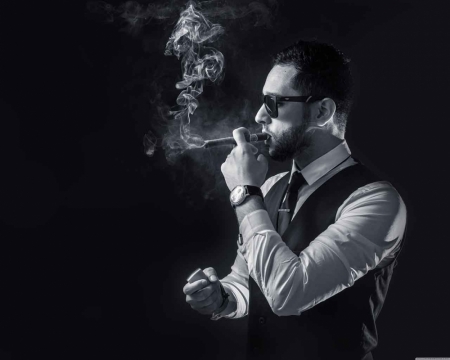 Постер (плакат) Курящий сигару мужчина в черно-белой палитре