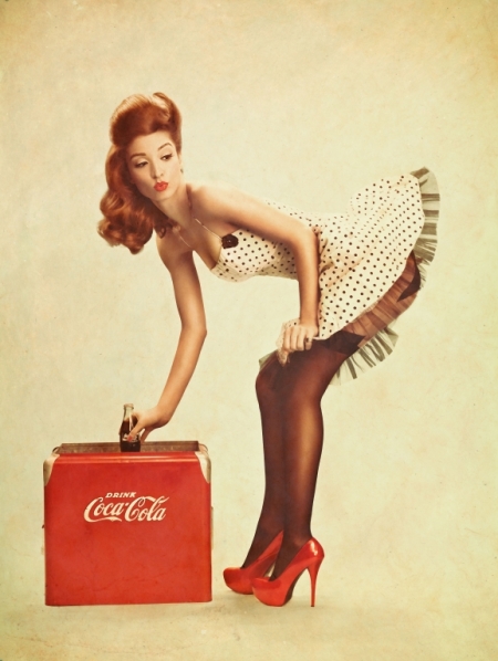Постер (плакат) Девушка с чемоданом кока колла. Пин ап