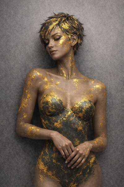 Постер Девушка в золотой патине