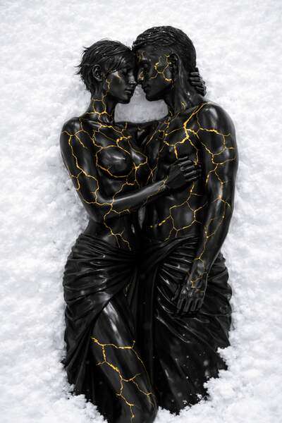 Постер Черные фигуры на снегу