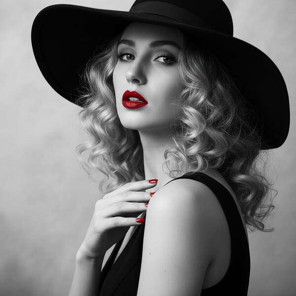 Постер Модель, чб постер с красными деталями