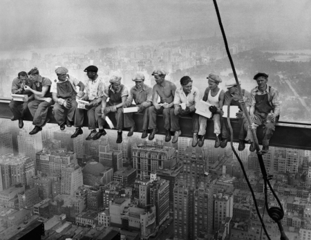 Постер (плакат) Рабочие на балке, Обед над Манхеттеном. Строительство Эмпайр стейт билдинг