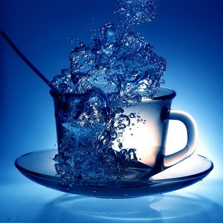 Постер (плакат) Всплеск воды в чашке
