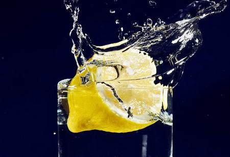 Постер (плакат) Лимон в стакане воды
