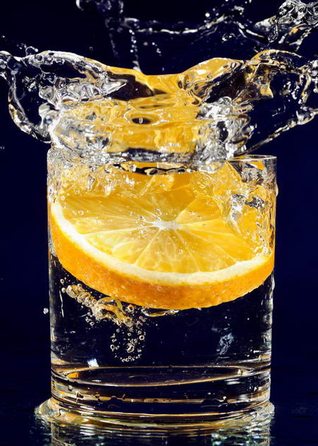 Постер (плакат) Апельсин в стакане воды
