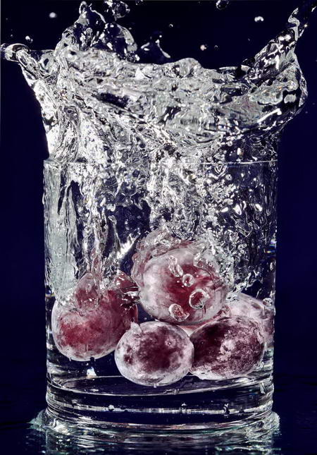 Постер (плакат) Красный виноград и всплеск воды
