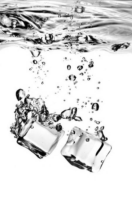 Постер (плакат) Лед в пузырьках воды
