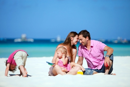 Постер (плакат) Семья на пляже