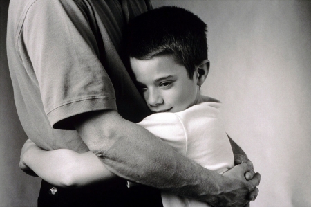 Постер (плакат) Сын обнимает отца