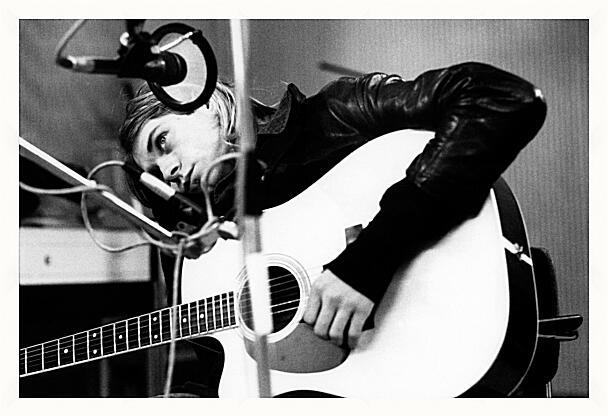 Картина - Курт Кобейн с гитарой черно-белое
