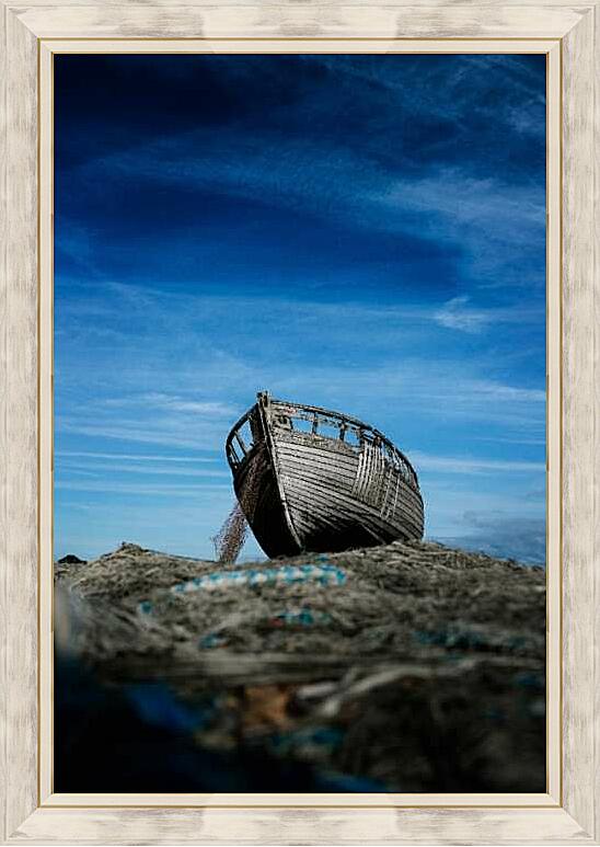 Картина - Старая лодка на фоне неба