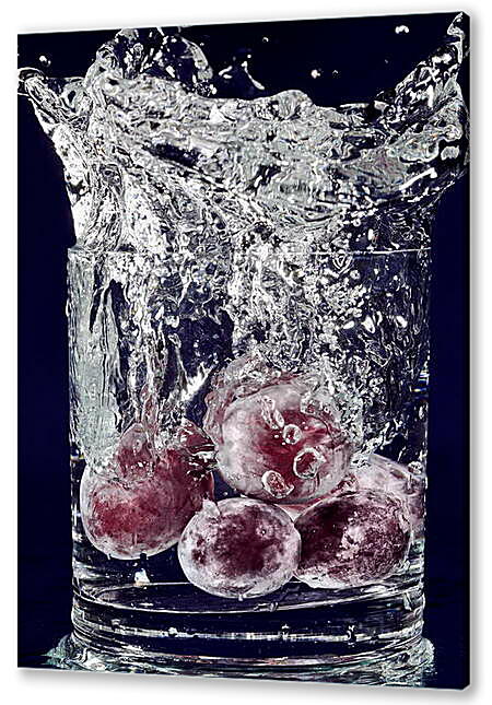 Постер (плакат) - Красный виноград и всплеск воды
