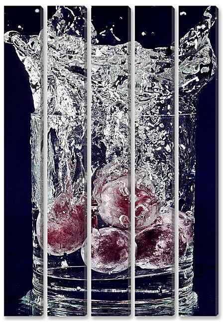 Модульная картина - Красный виноград и всплеск воды
