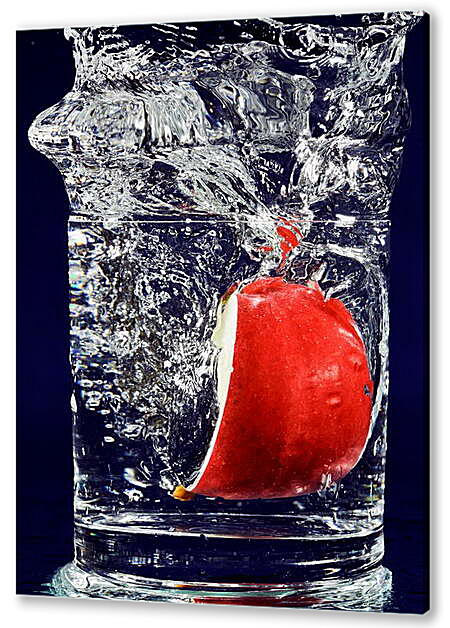 Картина маслом - Красное яблоко в стакане воды
