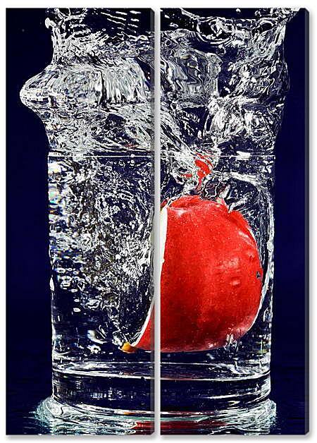 Модульная картина - Красное яблоко в стакане воды
