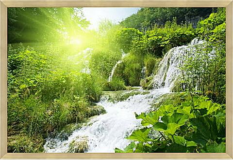 Картина - Водопад в лесу под солнцем
