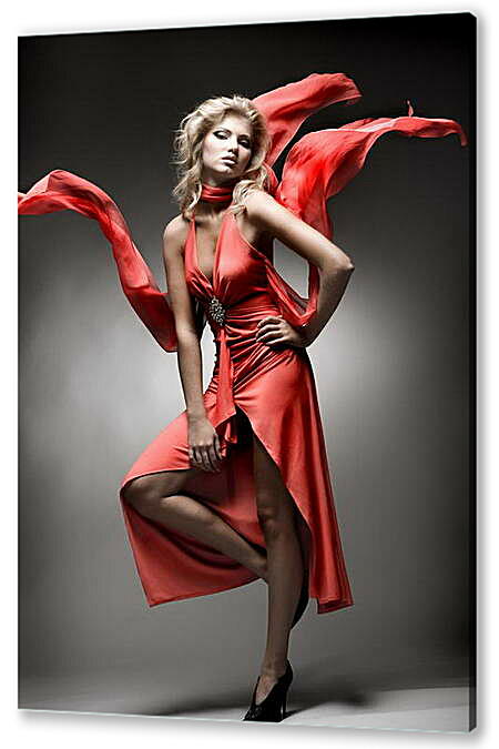 В красном платье
