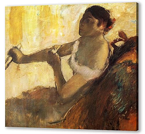 Постер (плакат) - Femme assise tirant son gant, jeune femme assise mettant ses gants