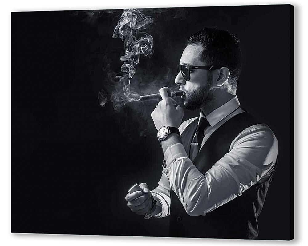 Постер (плакат) Курящий сигару мужчина в черно-белой палитре артикул 151108