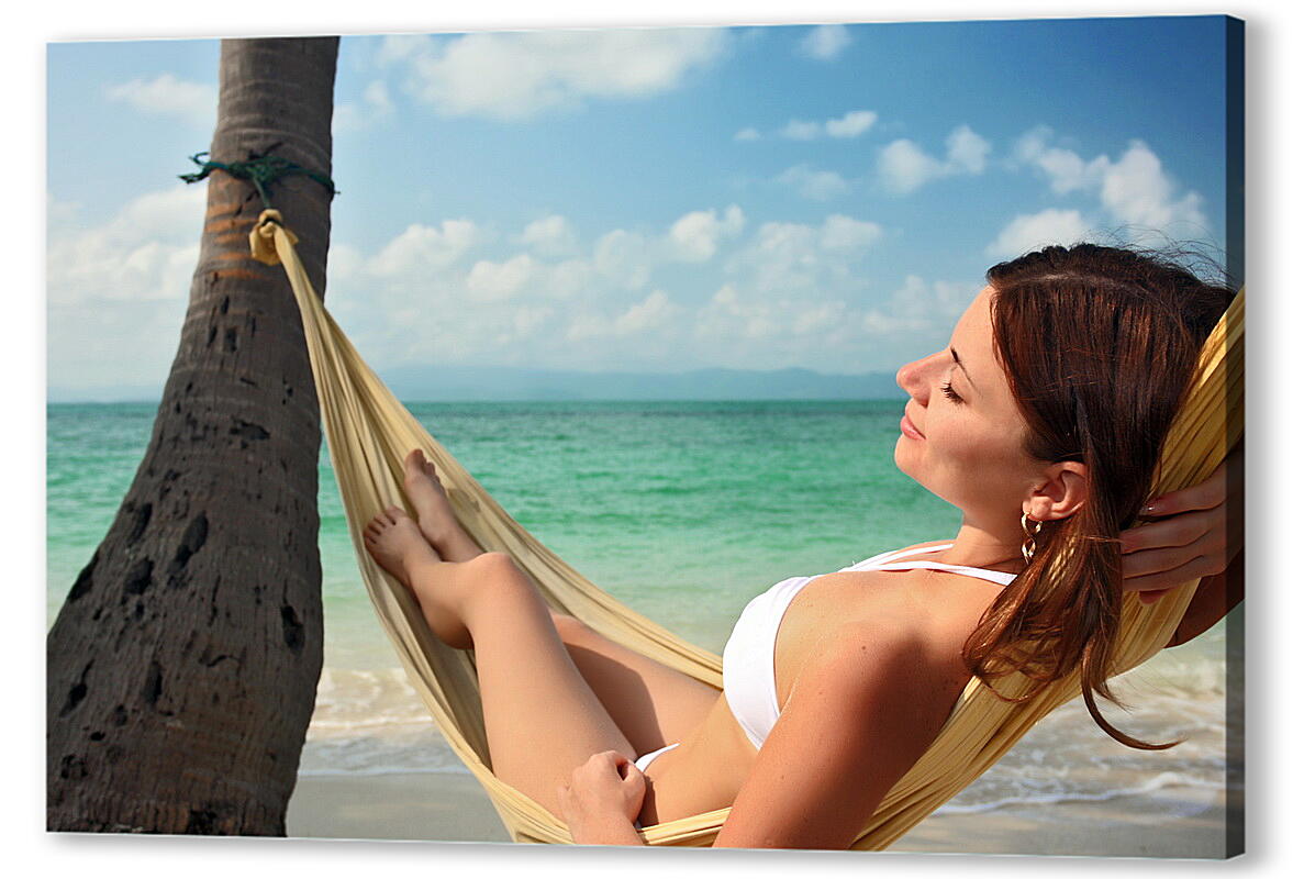 Девушки отдыхают летом. Девушка-море. Девушка в гамаке. Гамак на пляже. Женщина в гамаке на пляже.