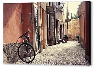 Велосипед на улочке города Белладжио