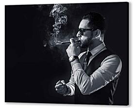 Постер (плакат) - Курящий сигару мужчина в черно-белой палитре