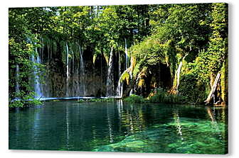 Водопады и зеленое озеро
