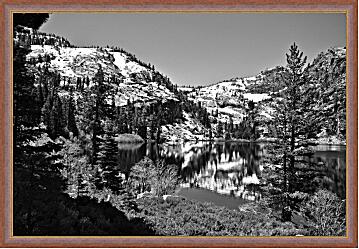 Картина - Озеро горы черно-белое фото